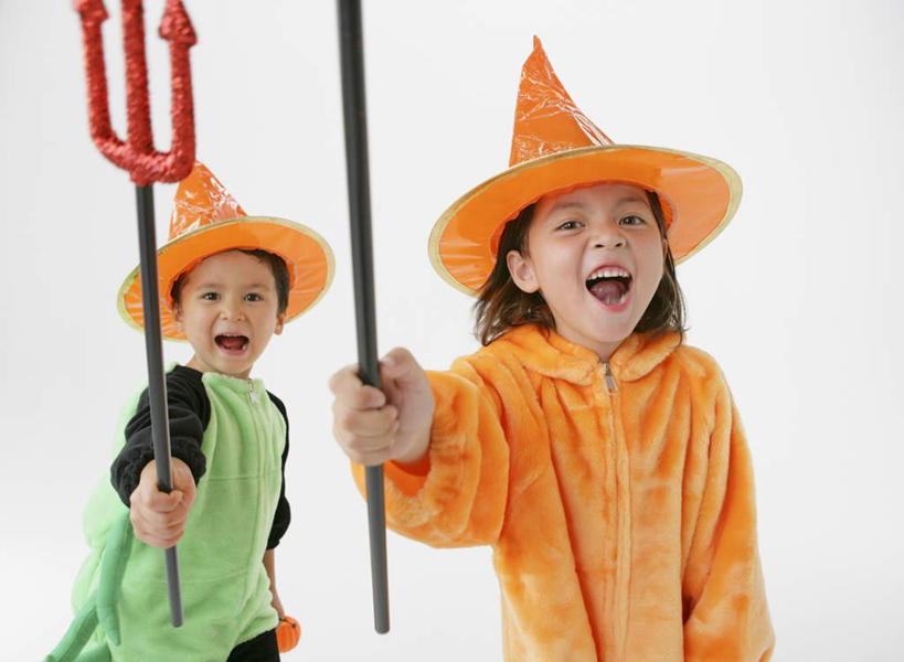 东方人,儿童,两个人,家庭,站,举,横图,室内,白天,白色背景,正面,游戏,纯洁,竞争,帽子,玩具,亚洲,对抗,握,服装,节日,庆祝,冲突,拿,玩,拿着,注视,黄种人,破坏,文化,娱乐,小孩,衣服,绿色,观察,看,托,站着,张嘴,庆典,休闲,温暖,温馨,一家人,橙色,万圣节,武器,可爱,童年,童趣,益智,战争,握着,摄影,服饰,影棚,观看,活动,纪念,损坏,和睦,察看,攻击,威胁,衣着,穿着,对立,发泄,关注,矛盾,消遣,智力,兵器,防御,表演服,演出服,张大嘴巴,童真,烂漫,无邪,巫师帽,敌对,挫败,斗争,抗拒,抗衡,宣泄,杀伤,威慑,衣饰,三叉戟,道具服,长兵器,天真,危险,男孩,男人,男性,女孩,女人,女性,亚洲人,张开嘴,举起,举手,举着,玩耍,嬉戏,向上举,向上伸,向上托,站立,半身,彩图,影棚拍摄,拍摄,融洽,男生,女生