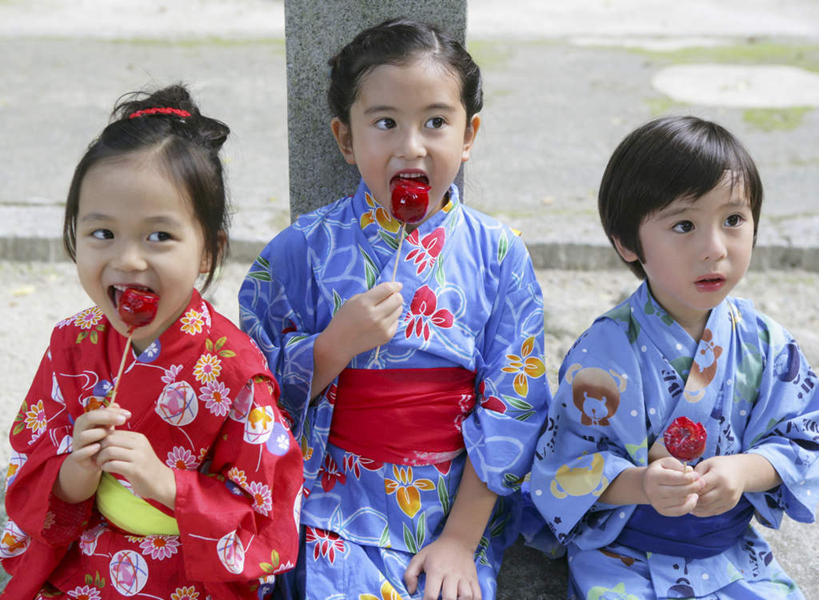 点心,东方人,儿童,三个人,伙伴,朋友,学生,坐,吃,横图,室外,白天,正面,民族服装,友谊,纯洁,苹果,水果,亚洲,握,和服,甜点,果实,拿,拿着,注视,黄种人,文化,小吃,小孩,观察,看,同学,可爱,童年,童趣,握着,服饰,观看,察看,校友,关注,童真,烂漫,无邪,吴服,唐草,唐花,唐锦,同窗,学友,天真,友情,男孩,男人,男性,女孩,女人,女性,亚洲人,嚼,食,坐着,半身,彩图,传统服装,民俗服,苹果糖,太妃糖苹果,糖苹果,男生,女生,传统文化