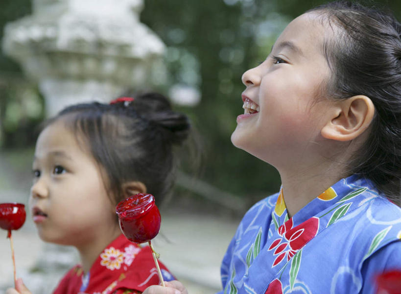 点心,东方人,儿童,两个人,家庭,站,笑,微笑,露齿笑,横图,室外,白天,正面,民族服装,纯洁,植物,苹果,水果,亚洲,握,和服,朦胧,模糊,甜点,果实,拿,拿着,注视,黄种人,文化,小吃,树,树木,小孩,绿色,自然,观察,看,站着,温暖,温馨,一家人,可爱,童年,童趣,握着,服饰,生长,成长,观看,和睦,察看,关注,童真,烂漫,无邪,吴服,唐草,唐花,唐锦,天真,女孩,女人,女性,亚洲人,站立,半身,彩图,传统服装,民俗服,苹果糖,太妃糖苹果,糖苹果,融洽,女生,传统文化