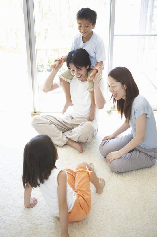 东方人,儿童,中年人,四个人,家庭,夫妻,母亲,父亲,女儿,儿子,坐,握手,笑,盘腿,微笑,露齿笑,竖图,俯视,室内,白天,爱情,纯洁,地板,亚洲,服装,地面,浪漫,注视,休闲装,黄种人,木地板,小孩,骑,衣服,观察,看,扛,休闲,温暖,温馨,父女,父子,母女,母子,一家人,休闲服,恩爱,父爱,可爱,母爱,童年,童趣,恋人,服饰,观看,和睦,察看,关注,童真,烂漫,无邪,扛在肩上,骑在肩上,天真,男孩,男人,男性,女孩,女人,女性,中年男性,中年女性,亚洲人,孩子,夫妇,情侣,搀手,拉手,盘腿而坐,盘膝,盘着腿的,盘着腿坐,手搀手,手拉手,手牵手,手握手,双腿交叉,坐着,彩图,高角度拍摄,全身,伴侣,融洽,男生,女生