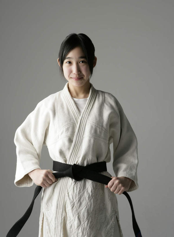 东方人,一个人,站,笑,微笑,竖图,室内,白天,正面,锻炼,运动,跆拳道,亚洲,仅一个年轻女性,仅一个女性,仅一个人,握,阴影,灰色背景,服装,反射,丝绸,丝带,影子,缎带,注视,黄种人,绸带,衣服,白色,黑色,观察,看,站着,握着,摄影,服饰,影棚,观看,察看,衣着,穿着,关注,跆拳道服,衣饰,体育,年轻女性,女人,女性,亚洲人,站立,半身,彩图,影棚拍摄,健身,拍摄,练功服
