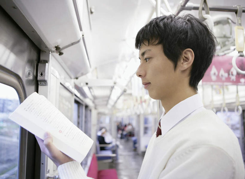 东方人,一个人,学生,站,笑,微笑,横图,室内,白天,侧面,衬衫,制服,窗户,地铁,书籍,椅子,亚洲,仅一个男性,仅一个人,握,学习,阴影,服装,朦胧,模糊,反射,扶手,影子,领带,轨道交通,注视,黄种人,玻璃窗,仅一个年轻男性,把手,车窗,观察,看,站着,校服,握着,观看,察看,关注,学生服,公交车拉手,男人,男性,年轻男性,亚洲人,书,图书,拉手,站立,半身,彩图,衬衣,地铁机动车,地下铁,轻轨,日本校服