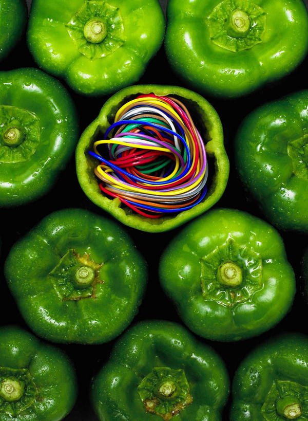 无人,竖图,俯视,彩色,室内,特写,白天,蔬菜,一排,许多,切开,新鲜,整齐,青椒,食品,办公用品,文具,食物,排列,绿色,切,摄影,有机食品,绿色食品,影棚,办公设备,文具用品,队列,剖面,切面,大椒,菜椒,文化工具,橡皮圈,甜椒,柿子椒,灯笼椒,彩图,高角度拍摄,影棚拍摄,拍摄