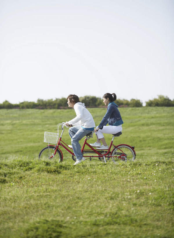 东方人,两个人,坐,笑,微笑,竖图,室外,白天,侧面,爱情,草地,草坪,植物,自行车,亚洲,服装,浪漫,注视,休闲装,黄种人,车,脚踏车,草,树,树木,衣服,蓝色,绿色,蓝天,天空,自然,交通工具,天,观察,看,骑车,休闲,温暖,温馨,休闲服,恩爱,恋人,服饰,双人自行车,生长,晴朗,成长,观看,和睦,察看,关注,载具,万里无云,男人,男性,年轻男性,年轻女性,女人,女性,亚洲人,情侣,晴空,晴空万里,坐着,彩图,全身,伴侣,融洽