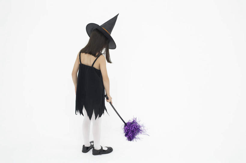 东方人,儿童,一个人,站,横图,室内,白天,白色背景,纯洁,帽子,亚洲,仅一个女性,仅一个人,握,服装,节日,庆祝,拿,拿着,黄种人,文化,小孩,背面,衣服,低头,站着,仅一个小孩,庆典,万圣节,可爱,童年,童趣,握着,摄影,服饰,影棚,纪念,衣着,穿着,表演服,演出服,童真,烂漫,无邪,巫师帽,垂头,衣饰,道具服,天真,女孩,女人,女性,亚洲人,孩子,站立,彩图,全身,影棚拍摄,拍摄,女生