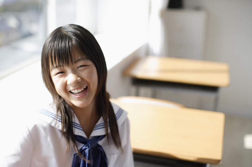 东方人,儿童,一个人,学生,学校,坐,笑,微笑,露齿笑,横图,室内,白天,正面,制服,纯洁,窗户,桌子,亚洲,仅一个女性,仅一个人,阴影,服装,朦胧,模糊,反射,领结,影子,墙,注视,黄种人,书桌,校园,玻璃窗,墙壁,墙面,小孩,蓝色,白色,课桌,观察,看,仅一个小孩,教室,校服,可爱,童年,童趣,观看,察看,关注,童真,烂漫,无邪,水手服,学生服,天真,女孩,女人,女性,亚洲人,孩子,坐着,半身,彩图,女生校服,女子校服,日本校服,水兵服,女生