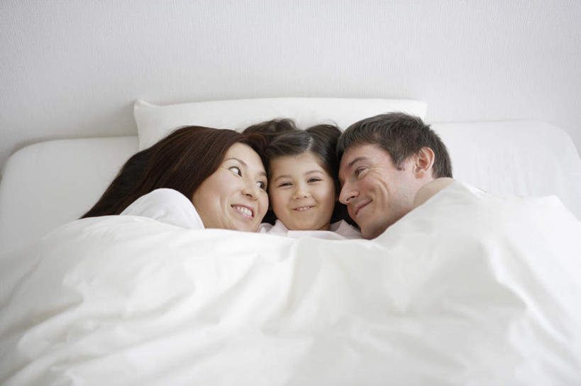 东方人,西方人,儿童,中年人,三个人,家庭,夫妻,母亲,父亲,女儿,躺,笑,吻,微笑,露齿笑,横图,俯视,室内,白天,爱情,纯洁,床,靠垫,卧室,欧洲,欧洲人,亚洲,阴影,反射,影子,墙,床单,靠枕,浪漫,注视,黄种人,被子,墙壁,墙面,小孩,白色,垫子,枕头,观察,看,张嘴,温暖,温馨,父女,母女,三口之家,一家人,恩爱,父爱,可爱,母爱,童年,童趣,恋人,单人床,观看,和睦,察看,被单,关注,张大嘴巴,童真,烂漫,无邪,呵欠,卧着,天真,男人,男性,女孩,女人,女性,中年男性,中年女性,白种人,亚洲人,孩子,夫妇,情侣,张开嘴,亲,亲吻,躺着,卧,半身,彩图,高角度拍摄,睡房,卧房,伴侣,融洽,女生