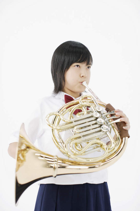 东方人,儿童,一个人,学生,站,竖图,室内,白天,白色背景,正面,制服,纯洁,亚洲,仅一个女性,仅一个人,握,服装,乐器,铜管乐器,圆号,吹奏,拿,演奏,拿着,注视,黄种人,小孩,观察,看,站着,仅一个小孩,校服,可爱,童年,童趣,握着,摄影,影棚,观看,察看,法国号,关注,铜管,童真,烂漫,无邪,学生服,天真,女孩,女人,女性,亚洲人,孩子,站立,半身,彩图,影棚拍摄,拍摄,日本校服,女生