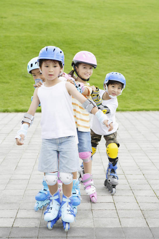 东方人,儿童,四个人,伙伴,朋友,站,竖图,俯视,室外,白天,友谊,纯洁,滚轴溜冰,草地,草坪,植物,道路,路,帽子,亚洲,一排,服装,整齐,头盔,小路,交通,注视,休闲装,黄种人,草,排列,小孩,衣服,绿色,安全帽,观察,看,站着,休闲,休闲服,可爱,童年,童趣,服饰,观看,察看,队列,关注,童真,烂漫,无邪,滑旱冰,轮滑运动,天真,友情,轮滑,男孩,男人,男性,女孩,女人,女性,亚洲人,站立,彩图,高角度拍摄,全身,男生,女生