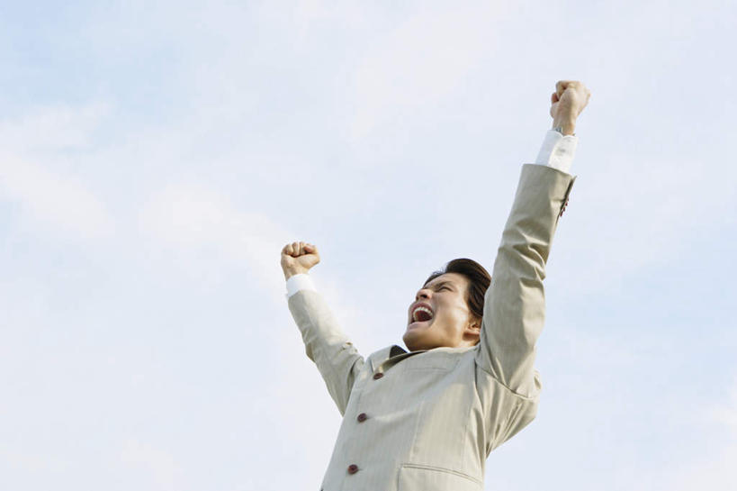 东方人,一个人,商务人士,商务男性,站,举,闭眼,笑,微笑,露齿笑,竖图,室外,白天,仰视,衬衫,亚洲,仅一个男性,仅一个人,握,阴影,套装,欢呼,光线,影子,云,云朵,云彩,黄种人,仅一个年轻男性,蓝色,白云,蓝天,天空,阳光,天,手势,托,握拳,站着,握着,晴朗,喝彩,商务装,工薪阶层,喝采,男人,男性,年轻男性,亚洲人,白领,上班族,晴空,闭眼睛,闭着眼,闭着眼睛,举起,举手,举着,向上举,向上伸,向上托,站立,半身,彩图,低角度拍摄,衬衣