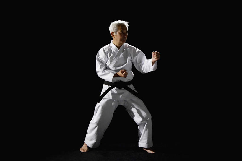 东方人,一个人,站,横图,室内,白天,正面,锻炼,运动,武术,亚洲,仅一个男性,仅一个人,阴影,黑色背景,服装,反射,影子,扭头,注视,黄种人,光脚,衣服,白色,观察,看,站着,转头,仅一个老年男性,赤脚,摄影,服饰,影棚,观看,张开双腿,察看,衣着,穿着,关注,搏击,空手道,衣饰,展开双腿,体育,老年男性,男人,男性,亚洲人,站立,彩图,全身,影棚拍摄,健身,拍摄,空手,唐手,武道,伸展双腿,练功服