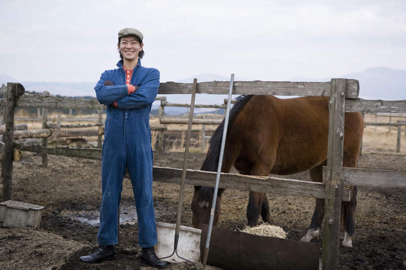 东方人,一个人,农民,农场,栏杆,站,笑,双手交叉,微笑,露齿笑,横图,室外,白天,正面,工作服,制服,畜牧业,牧场,马,野生动物,帽子,金属制品,亚洲,仅一个男性,仅一个人,金属,工具,栅栏,篱笆,云,云朵,围栏,云彩,注视,黄种人,运动帽,护栏,一匹,仅一个年轻男性,蓝色,白云,蓝天,天空,动物,天,观察,看,站着,鸭舌帽,运输,牲畜,晴朗,观看,挖掘,察看,锄,锄头,双手抱胸,关注,农具,畜牧,牧业,农人,耕具,工作制服,开掘,发掘,开垦,男人,男性,年轻男性,亚洲人,晴空,农夫,站立,彩图,全身,工作套服