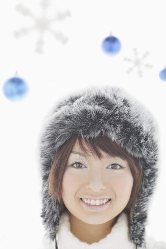 东方人,脸,头,脸颊,一个人,站,笑,微笑,露齿笑,竖图,室内,特写,白天,白色背景,正面,毛衣,帽子,亚洲,仅一个年轻女性,仅一个女性,仅一个人,吊挂,悬挂,阴影,装饰,反射,挂饰,影子,雪花,圣诞球,挂,注视,黄种人,肩膀,球,白色,观察,看,站着,球体,温暖,摄影,影棚,观看,保暖,华丽,修饰,点缀,察看,御寒,关注,线衫,衬托,美观,雅致,雅观,棉帽,雷锋帽,年轻女性,女人,女性,亚洲人,头部,脸部,脸蛋,面部,站立,半身,彩图,影棚拍摄,绒衣,套衫,套头毛衣,线衣,拍摄