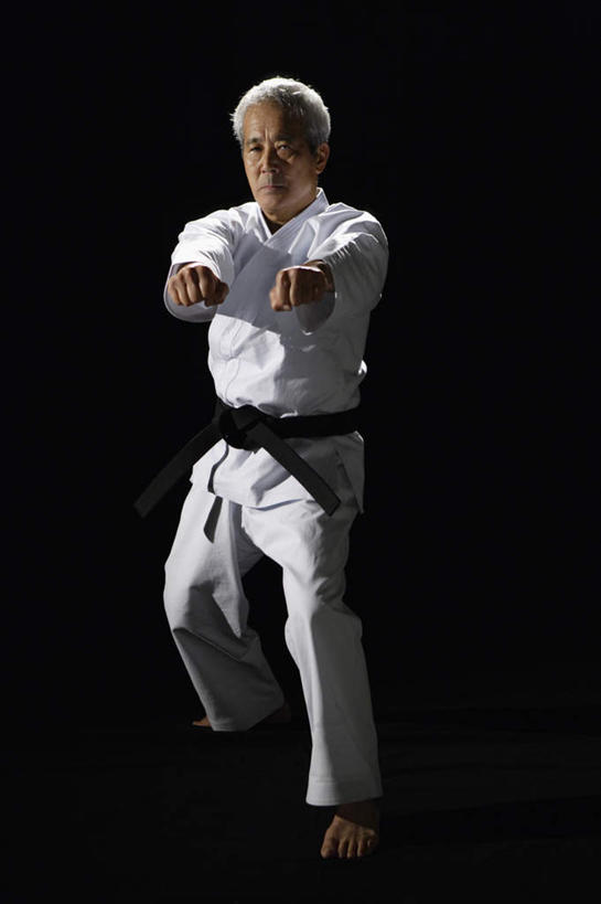 东方人,一个人,站,蹲,举,竖图,室内,白天,正面,锻炼,运动,武术,亚洲,仅一个男性,仅一个人,阴影,黑色背景,服装,反射,影子,注视,黄种人,光脚,衣服,白色,观察,看,托,站着,仅一个老年男性,赤脚,摄影,服饰,影棚,观看,察看,衣着,穿着,关注,搏击,空手道,衣饰,体育,老年男性,男人,男性,亚洲人,蹲着,举起,举手,举着,向上举,向上伸,向上托,站立,彩图,全身,影棚拍摄,健身,拍摄,空手,唐手,武道,练功服