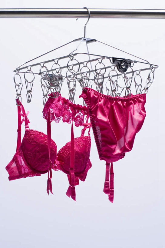 无人,竖图,室内,特写,白天,正面,吊挂,悬挂,不锈钢,内裤,内衣,朦胧,模糊,不锈钢制品,挂,粉色,蓝色,蓝天,天空,夹子,天,胸罩,文胸,晴朗,衣夹,万里无云,乳罩,胸衣,晴空,晴空万里,彩图