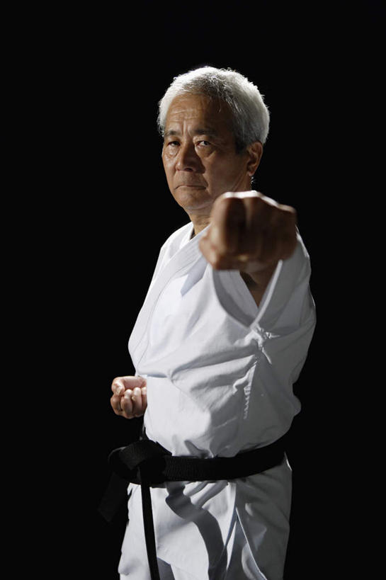 东方人,一个人,站,举,竖图,室内,白天,侧面,锻炼,运动,武术,亚洲,仅一个男性,仅一个人,阴影,黑色背景,服装,反射,影子,注视,黄种人,衣服,白色,观察,看,托,站着,仅一个老年男性,摄影,服饰,影棚,观看,察看,衣着,穿着,关注,搏击,空手道,衣饰,体育,老年男性,男人,男性,亚洲人,举起,举手,举着,向上举,向上伸,向上托,站立,半身,彩图,影棚拍摄,健身,拍摄,空手,唐手,武道,练功服