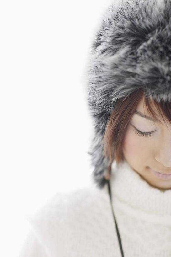 东方人,脸,头,脸颊,一个人,站,闭眼,笑,微笑,竖图,室内,特写,白天,白色背景,正面,毛衣,帽子,亚洲,仅一个年轻女性,仅一个女性,仅一个人,阴影,装饰,反射,影子,黄种人,肩膀,白色,低头,站着,温暖,摄影,影棚,保暖,点缀,御寒,线衫,衬托,美观,棉帽,雷锋帽,年轻女性,女人,女性,亚洲人,头部,脸部,脸蛋,面部,闭眼睛,闭着眼,闭着眼睛,站立,半身,彩图,影棚拍摄,绒衣,套衫,套头毛衣,线衣,拍摄