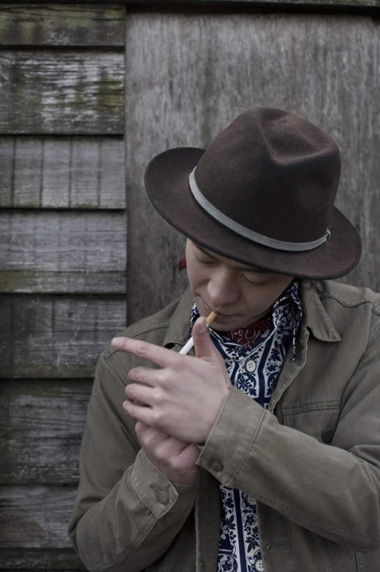 东方人,一个人,家,木屋,站,竖图,室外,白天,正面,香烟,帽子,亚洲,仅一个男性,仅一个人,握,咬,服装,拿,拿着,扭头,注视,休闲装,礼帽,黄种人,住宅,仅一个年轻男性,衣服,观察,看,站着,转头,休闲,休闲服,打火机,烟,握着,遮,遮掩,服饰,观看,咬着,察看,掩盖,遮挡,关注,遮盖,掩饰,取火装置,小型取火装置,男人,男性,年轻男性,亚洲人,卷烟,烟草,纸烟,站立,半身,彩图,茅舍,茅屋,棚屋,小木屋,小屋