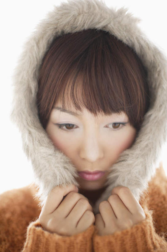 东方人,脸,头,脸颊,手,一个人,站,竖图,室内,特写,白天,白色背景,正面,毛衣,帽子,亚洲,双手,仅一个年轻女性,仅一个女性,仅一个人,握,阴影,装饰,反射,影子,注视,黄种人,肩膀,观察,看,站着,温暖,手部,橙色,握着,摄影,影棚,观看,保暖,点缀,察看,御寒,关注,线衫,衬托,美观,棉帽,雷锋帽,年轻女性,女人,女性,亚洲人,头部,脸部,脸蛋,面部,站立,半身,彩图,影棚拍摄,绒衣,套衫,套头毛衣,线衣,拍摄