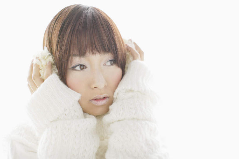 东方人,脸,头,脸颊,手,头发,一个人,横图,室内,特写,白天,白色背景,正面,毛衣,亚洲,双手,仅一个年轻女性,仅一个女性,仅一个人,握,阴影,装饰,反射,影子,棕色,注视,黄种人,肩膀,白色,观察,看,温暖,手部,握着,摄影,影棚,耳罩,观看,保暖,华丽,点缀,察看,御寒,关注,线衫,耳套,衬托,美观,雅致,雅观,耳护,耳暖,年轻女性,女人,女性,亚洲人,头部,直发,脸部,脸蛋,面部,半身,彩图,影棚拍摄,绒衣,套衫,套头毛衣,线衣,拍摄