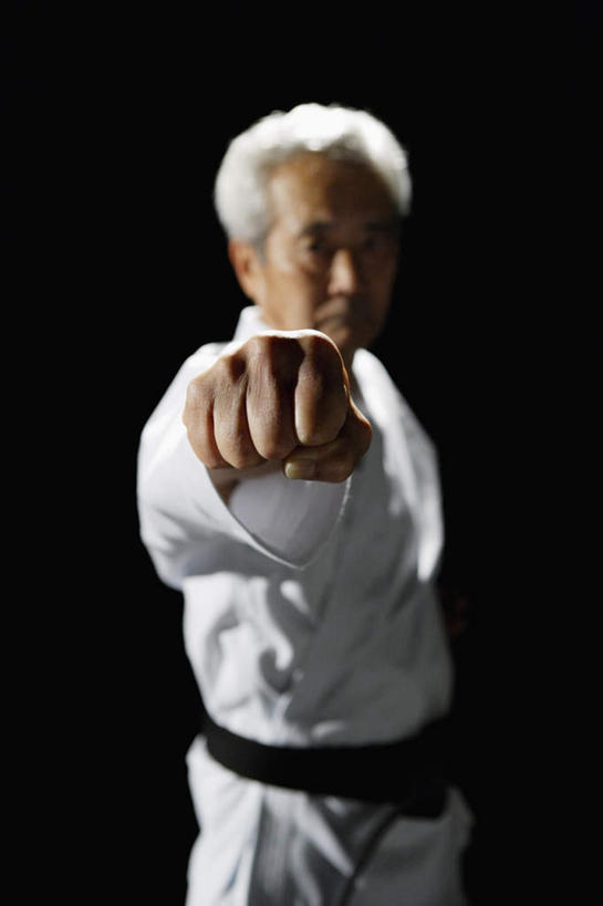 东方人,拳,一个人,站,竖图,室内,白天,侧面,锻炼,运动,武术,亚洲,仅一个男性,仅一个人,握,阴影,黑色背景,服装,反射,影子,注视,黄种人,衣服,白色,观察,看,站着,仅一个老年男性,握着,摄影,服饰,影棚,观看,察看,衣着,穿着,关注,搏击,空手道,衣饰,体育,老年男性,男人,男性,亚洲人,拳头,站立,半身,彩图,影棚拍摄,健身,拍摄,空手,唐手,武道,练功服