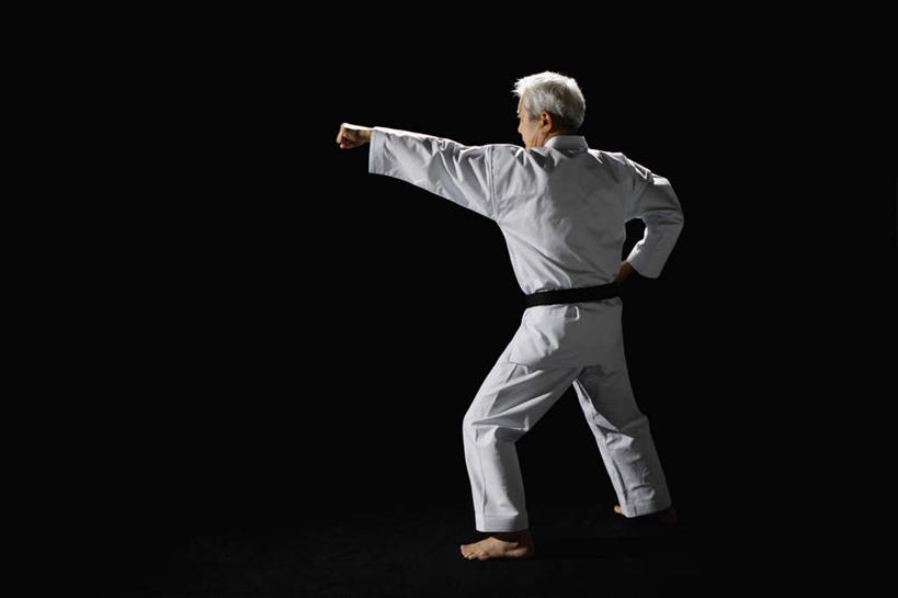 东方人,拳,一个人,站,横图,室内,白天,锻炼,运动,武术,亚洲,仅一个男性,仅一个人,握,阴影,黑色背景,服装,反射,影子,注视,黄种人,光脚,背面,衣服,白色,观察,看,站着,仅一个老年男性,赤脚,握着,摄影,服饰,影棚,观看,察看,衣着,穿着,关注,搏击,空手道,衣饰,体育,老年男性,男人,男性,亚洲人,拳头,站立,彩图,全身,影棚拍摄,健身,拍摄,空手,唐手,武道,练功服