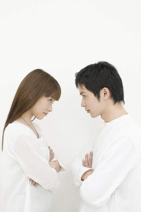 东方人,两个人,站,双手交叉,竖图,室内,白天,白色背景,侧面,爱情,亚洲,阴影,服装,生气,反射,影子,浪漫,休闲装,黄种人,相视,衣服,站着,休闲,温暖,温馨,面对面,休闲服,恩爱,恋人,摄影,服饰,影棚,对视,和睦,双手抱胸,互视,气愤,相对,相看,负气,怄气,男人,男性,年轻男性,年轻女性,女人,女性,亚洲人,情侣,站立,半身,彩图,影棚拍摄,拍摄,伴侣,融洽