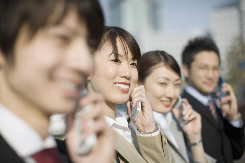 东方人,脸,头,脸颊,四个人,同事,商务人士,商务男性,商务女性,站,笑,打电话,微笑,露齿笑,横图,室外,特写,白天,侧面,衬衫,成功,合作,团队,集体,信心,电话,手机,亚洲,一排,阴影,套装,朦胧,模糊,整齐,光线,影子,注视,黄种人,通讯设备,队伍,肩膀,排列,阳光,观察,看,站着,观看,察看,领导,成就,队列,关注,商务装,合伙,领袖,工薪阶层,四部,交流,男人,男性,年轻男性,年轻女性,女人,女性,亚洲人,头部,脸部,脸蛋,面部,白领,上班族,沟通,通话,站立,半身,彩图,衬衣