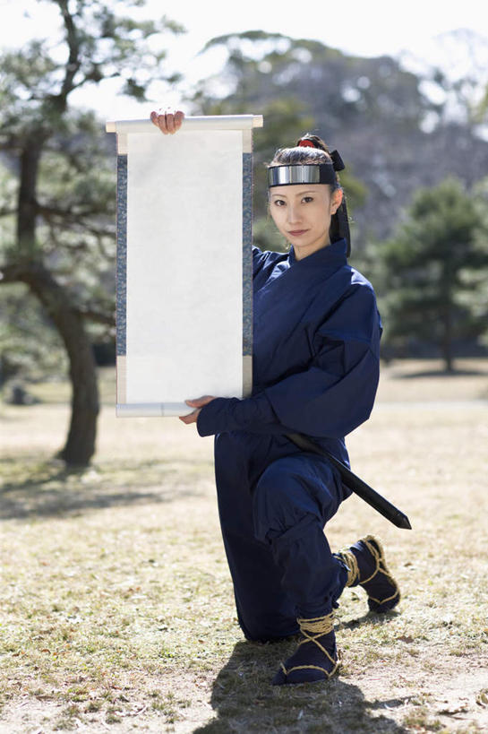 东方人,一个人,站,举,竖图,室外,白天,正面,民族服装,草地,草坪,植物,亚洲,仅一个年轻女性,仅一个女性,仅一个人,握,阴影,朦胧,模糊,光线,材料,档案,文件,影子,注视,黄种人,草,树,树木,绿色,阳光,自然,资料,观察,看,托,站着,握着,生长,成长,观看,察看,关注,文档,间谍,忍者,护额,杀手,年轻女性,女人,女性,亚洲人,举起,举手,举着,向上举,向上伸,向上托,站立,彩图,全身,传统服装,民俗服