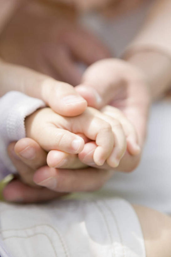 东方人,婴儿,儿童,手,两个人,家庭,母亲,握手,竖图,室外,特写,白天,正面,纯洁,亚洲,双手,阴影,服装,朦胧,模糊,反射,影子,休闲装,黄种人,小孩,衣服,休闲,温暖,温馨,一家人,手部,休闲服,可爱,母爱,童年,童趣,服饰,活泼,和睦,宝宝,童真,纯真,烂漫,无邪,母婴,伶俐,天真,年轻女性,女人,女性,亚洲人,孩子,年轻人,搀手,拉手,手拉手,手握手,半身,彩图,融洽