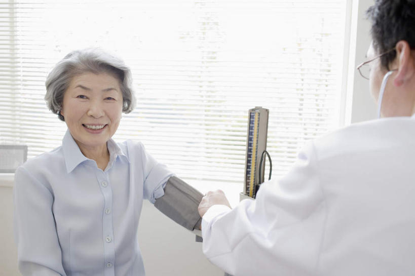 东方人,背部,两个人,医生,病人,医院,坐,笑,微笑,露齿笑,横图,室内,白天,正面,工作服,制服,窗户,亚洲,服装,测量,眼镜,刻度,百叶窗,墙,注视,黄种人,相视,墙壁,墙面,衣服,观察,看,医护人员,医疗人员,面对面,服饰,观看,测量工具,对视,察看,医疗设备,血压计,互视,衣着,穿着,关注,病患,医疗器械,相对,近视眼镜,医疗机构,相看,量具,量仪,血压表,工作制服,衣饰,老年女性,男人,男性,年轻男性,女人,女性,亚洲人,大夫,患者,就医者,坐着,半身,彩图,工作套服,病院,诊所