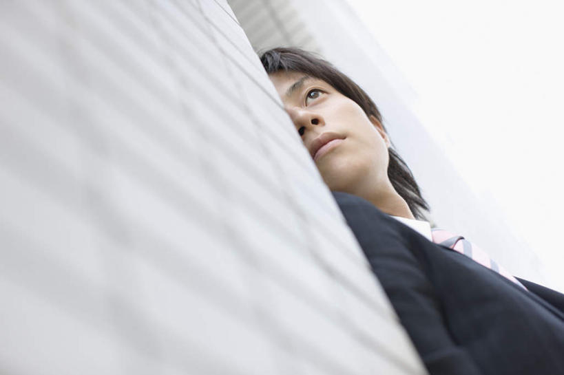 东方人,一个人,商务人士,商务男性,站,横图,室外,白天,仰视,衬衫,亚洲,仅一个男性,仅一个人,躲藏,套装,朦胧,模糊,墙,领带,注视,黄种人,墙壁,墙面,仅一个年轻男性,观察,看,站着,观看,察看,隐藏,象征,庄重,关注,商务装,身份,工薪阶层,正式,地位,潜藏,男人,男性,年轻男性,亚洲人,白领,上班族,站立,半身,彩图,低角度拍摄,衬衣