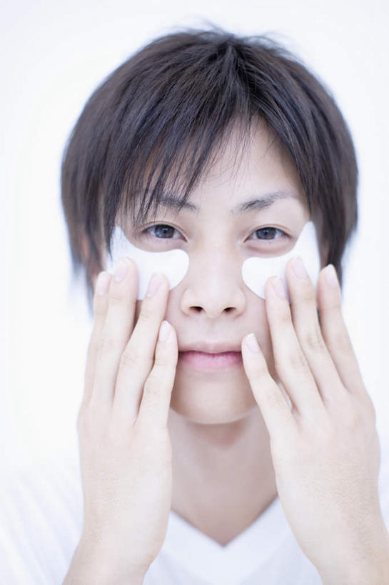 东方人,脸,头,脸颊,手,一个人,笑,摸,微笑,竖图,室内,特写,白天,正面,化妆,美容,亚洲,双手,仅一个男性,仅一个人,抚摸,护肤,服装,美白,注视,休闲装,黄种人,肩膀,仅一个年轻男性,衣服,化妆品,观察,看,清洁,保养,享受,休闲,手部,休闲服,面膜,放松,去角质,保健,服饰,观看,保湿,察看,滋润,眼膜,护肤品,化妆用品,关注,去死皮,护肤用品,舒缓,养颜,片状,片状面膜,去污,控油,紧肤,嫩肤,祛痘,去痘,祛角质,抗衰,再生,增白,补水,祛斑,抗皱,防皱,除皱,去皱,男人,男性,年轻男性,亚洲人,头部,脸部,脸蛋,面部,触摸,接触,半身,彩图