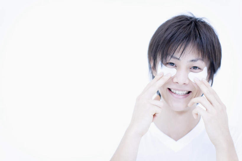 东方人,脸,头,脸颊,手,一个人,笑,摸,微笑,露齿笑,横图,室内,特写,白天,正面,化妆,美容,亚洲,双手,仅一个男性,仅一个人,抚摸,护肤,服装,美白,注视,休闲装,黄种人,肩膀,仅一个年轻男性,衣服,化妆品,观察,看,清洁,保养,享受,休闲,手部,休闲服,面膜,放松,去角质,保健,服饰,观看,保湿,察看,滋润,眼膜,护肤品,化妆用品,关注,去死皮,护肤用品,舒缓,养颜,片状,片状面膜,去污,控油,紧肤,嫩肤,祛痘,去痘,祛角质,抗衰,再生,增白,补水,祛斑,抗皱,防皱,除皱,去皱,男人,男性,年轻男性,亚洲人,头部,脸部,脸蛋,面部,触摸,接触,半身,彩图