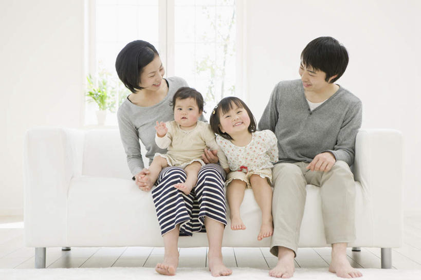 东方人,婴儿,儿童,中年人,四个人,家庭,夫妻,母亲,父亲,女儿,客厅,坐,抱,笑,微笑,露齿笑,横图,室内,白天,正面,婴儿服装,爱情,纯洁,植物,窗户,沙发,亚洲,服装,盆栽,墙,盆景,浪漫,注视,休闲装,黄种人,玻璃窗,墙壁,墙面,小孩,衣服,绿色,自然,观察,看,休闲,温暖,温馨,父女,母女,一家人,休闲服,恩爱,父爱,可爱,母爱,童年,童趣,恋人,服饰,活泼,生长,成长,抱着,观看,和睦,察看,起居室,搂着,关注,宝宝,布艺沙发,童真,纯真,烂漫,无邪,客堂,伶俐,天真,男人,男性,年轻女性,女孩,女人,女性,中年男性,亚洲人,孩子,年轻人,夫妇,情侣,搂,搂抱,坐着,彩图,全身,婴儿服,伴侣,融洽,女生