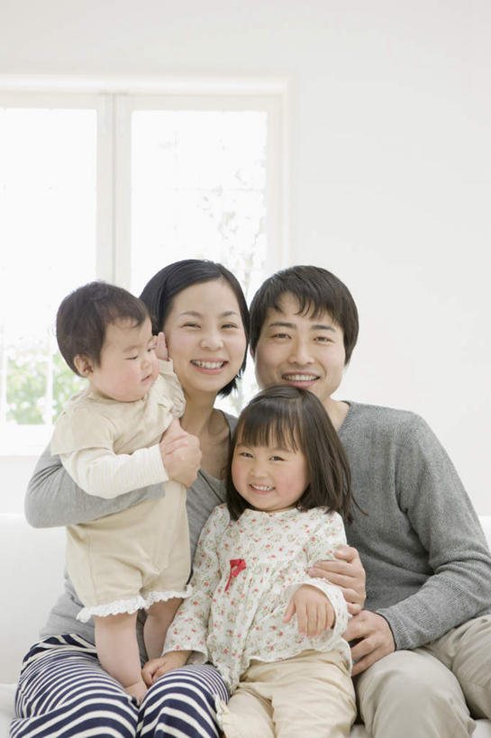 东方人,婴儿,儿童,中年人,四个人,家庭,夫妻,母亲,父亲,女儿,客厅,坐,笑,微笑,露齿笑,竖图,室内,白天,正面,婴儿服装,爱情,纯洁,窗户,沙发,亚洲,服装,包,皮包,墙,浪漫,注视,休闲装,黄种人,玻璃窗,墙壁,墙面,小孩,衣服,白色,观察,看,休闲,温暖,温馨,父女,母女,一家人,休闲服,恩爱,父爱,可爱,母爱,童年,童趣,恋人,服饰,活泼,观看,单肩包,和睦,察看,起居室,关注,宝宝,布艺沙发,童真,纯真,烂漫,无邪,客堂,伶俐,天真,男人,男性,年轻女性,女孩,女人,女性,中年男性,亚洲人,孩子,年轻人,夫妇,情侣,坐着,半身,彩图,婴儿服,伴侣,融洽,女生