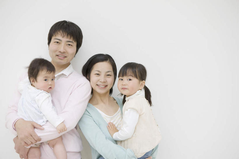 东方人,婴儿,儿童,中年人,四个人,家庭,夫妻,母亲,父亲,女儿,站,抱,笑,微笑,露齿笑,横图,室内,白天,正面,婴儿服装,爱情,纯洁,亚洲,服装,浪漫,注视,休闲装,黄种人,小孩,衣服,观察,看,站着,休闲,温暖,温馨,父女,母女,一家人,休闲服,恩爱,父爱,可爱,母爱,童年,童趣,恋人,服饰,活泼,抱着,观看,和睦,察看,搂着,关注,宝宝,童真,纯真,烂漫,无邪,伶俐,天真,男人,男性,年轻女性,女孩,女人,女性,中年男性,亚洲人,孩子,年轻人,夫妇,情侣,搂,搂抱,站立,半身,彩图,婴儿服,伴侣,融洽,女生
