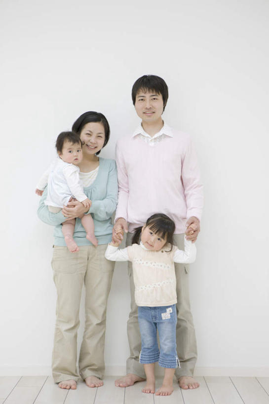 东方人,婴儿,儿童,中年人,四个人,家庭,夫妻,母亲,父亲,女儿,站,握手,抱,笑,微笑,露齿笑,竖图,室内,白天,白色背景,正面,婴儿服装,爱情,纯洁,亚洲,服装,墙,浪漫,注视,休闲装,黄种人,墙壁,墙面,小孩,衣服,观察,看,站着,休闲,温暖,温馨,父女,母女,一家人,休闲服,恩爱,父爱,可爱,母爱,童年,童趣,恋人,摄影,服饰,活泼,影棚,抱着,观看,和睦,察看,搂着,关注,宝宝,童真,纯真,烂漫,无邪,伶俐,天真,男人,男性,年轻女性,女孩,女人,女性,中年男性,亚洲人,孩子,年轻人,夫妇,情侣,搀手,拉手,搂,搂抱,手搀手,手拉手,手牵手,手握手,站立,彩图,全身,影棚拍摄,婴儿服,拍摄,伴侣,融洽,女生