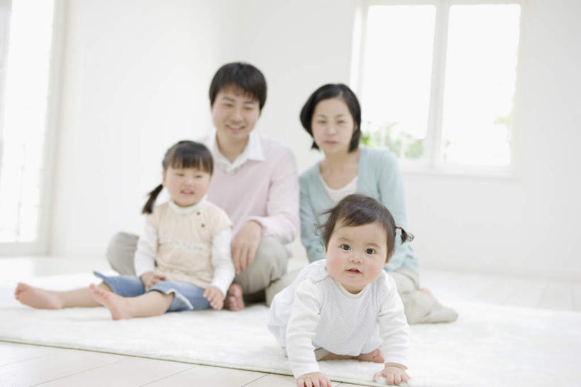 东方人,婴儿,儿童,中年人,四个人,家庭,夫妻,母亲,父亲,女儿,坐,笑,微笑,露齿笑,横图,室内,白天,正面,婴儿服装,爱情,纯洁,窗户,地毯,亚洲,服装,装饰,编织,手工艺品,墙,织物,浪漫,注视,休闲装,黄种人,玻璃窗,墙壁,墙面,小孩,衣服,白色,工艺品,观察,看,休闲,温暖,温馨,父女,母女,一家人,休闲服,爬,恩爱,父爱,可爱,母爱,童年,童趣,恋人,服饰,活泼,观看,华丽,修饰,点缀,和睦,察看,关注,宝宝,童真,纯真,烂漫,无邪,衬托,美观,雅致,雅观,伶俐,天真,男人,男性,年轻女性,女孩,女人,女性,中年男性,亚洲人,孩子,年轻人,夫妇,情侣,坐着,彩图,全身,婴儿服,伴侣,融洽,女生