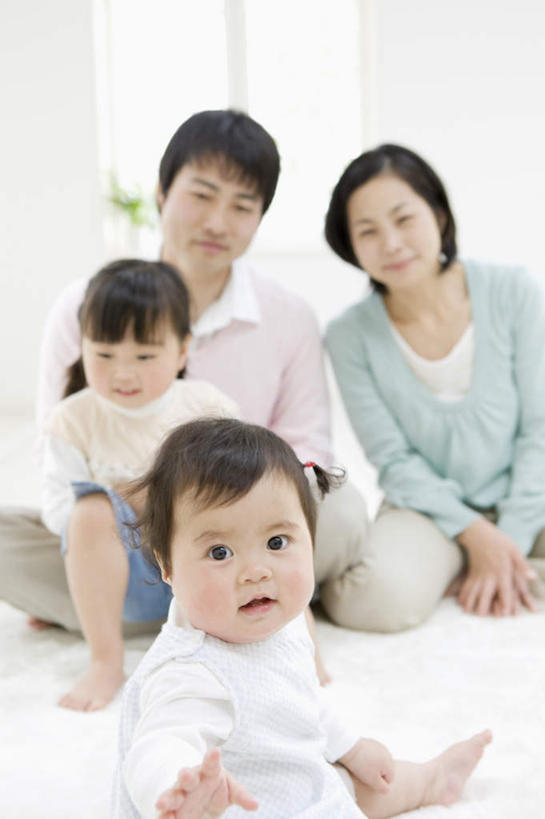 东方人,婴儿,儿童,中年人,四个人,家庭,夫妻,母亲,父亲,女儿,坐,抱,竖图,室内,白天,正面,婴儿服装,爱情,纯洁,窗户,亚洲,服装,朦胧,模糊,墙,浪漫,注视,休闲装,黄种人,玻璃窗,墙壁,墙面,小孩,衣服,观察,看,休闲,温暖,温馨,父女,母女,一家人,休闲服,恩爱,父爱,可爱,母爱,童年,童趣,恋人,服饰,活泼,抱着,观看,和睦,察看,搂着,关注,宝宝,童真,纯真,烂漫,无邪,伶俐,天真,男人,男性,年轻女性,女孩,女人,女性,中年男性,亚洲人,孩子,年轻人,夫妇,情侣,怀抱,搂,搂抱,相抱,拥抱,坐着,半身,彩图,婴儿服,伴侣,融洽,女生