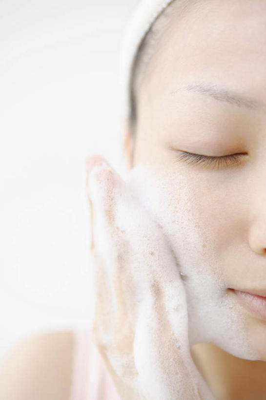 东方人,脸,头,脸颊,手,一个人,闭眼,竖图,室内,特写,白天,正面,化妆,美容,亚洲,仅一个年轻女性,仅一个女性,仅一个人,擦,抚摸,护肤,朦胧,模糊,美白,黄种人,清洁,保养,享受,休闲,手部,放松,去角质,擦拭,保健,洁面乳,保湿,单手,滋润,护肤品,洗面奶,去死皮,护肤用品,舒缓,养颜,去污,控油,紧肤,嫩肤,祛痘,去痘,祛角质,抗衰,再生,增白,补水,祛斑,抗皱,防皱,除皱,去皱,揩擦,拭,年轻女性,女人,女性,亚洲人,头部,脸部,脸蛋,面部,闭眼睛,闭着眼,闭着眼睛,半身,彩图,轻抚