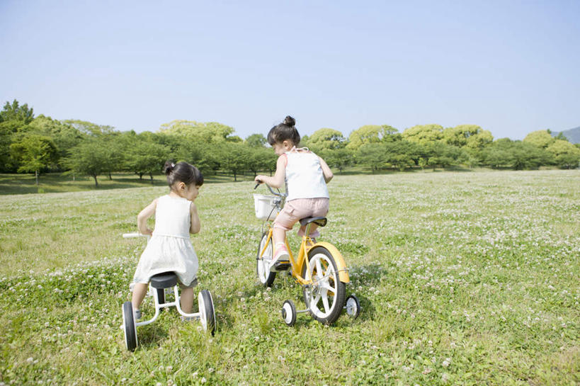 东方人,儿童,两个人,伙伴,朋友,坐,横图,室外,白天,友谊,纯洁,草地,草坪,植物,自行车,亚洲,两辆,握,阴影,服装,光线,影子,扭头,休闲装,黄种人,车,脚踏车,草,树,树木,小孩,骑,背面,衣服,蓝色,绿色,蓝天,天空,阳光,自然,交通工具,天,转头,骑车,休闲,休闲服,可爱,童年,童趣,握着,服饰,生长,晴朗,成长,载具,儿童车,童真,烂漫,无邪,万里无云,儿童自行车,天真,友情,女孩,女人,女性,亚洲人,晴空,晴空万里,坐着,彩图,全身,女生