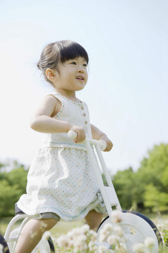 东方人,儿童,一个人,坐,笑,微笑,露齿笑,竖图,室外,白天,正面,裙子,纯洁,植物,自行车,亚洲,仅一个女性,仅一个人,握,阴影,连衣裙,光线,影子,注视,黄种人,车,脚踏车,树,树木,小孩,骑,蓝色,绿色,蓝天,天空,阳光,自然,交通工具,天,观察,看,仅一个小孩,骑车,可爱,童年,童趣,握着,生长,晴朗,成长,观看,察看,关注,载具,儿童车,童真,烂漫,无邪,万里无云,儿童自行车,天真,女孩,女人,女性,亚洲人,孩子,晴空,晴空万里,坐着,半身,彩图,女生