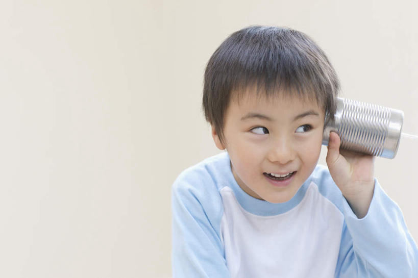 东方人,儿童,一个人,笑,微笑,露齿笑,横图,室内,白天,正面,纯洁,金属制品,亚洲,仅一个男性,仅一个人,握,服装,金属,包装,罐子,拿,拿着,注视,休闲装,黄种人,饮料,小孩,衣服,蓝色,容器,观察,看,仅一个小孩,休闲,休闲服,可爱,童年,童趣,握着,服饰,易拉罐,观看,察看,关注,童真,烂漫,无邪,天真,听筒,男孩,男人,男性,亚洲人,孩子,半身,彩图,男生