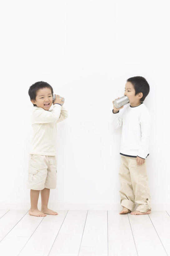 东方人,儿童,两个人,家庭,站,说,竖图,室内,白天,正面,讨论,纯洁,亚洲,握,服装,拿,拿着,注视,休闲装,黄种人,小孩,衣服,观察,看,站着,休闲,温暖,温馨,一家人,休闲服,可爱,童年,童趣,握着,服饰,观看,和睦,察看,关注,童真,烂漫,无邪,交流,天真,听筒,男孩,男人,男性,亚洲人,沟通,讲话,交谈,商讨,说话,谈话,站立,彩图,全身,融洽,男生