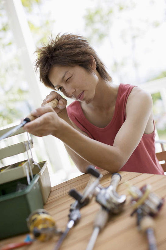 东方人,一个人,坐,竖图,室内,白天,正面,窗户,桌面,桌子,钓鱼竿,亚洲,仅一个男性,仅一个人,握,服装,木制,拿,拿着,注视,休闲装,黄种人,玻璃窗,仅一个年轻男性,衣服,红色,木制品,观察,看,休闲,休闲服,握着,服饰,观看,修理,渔具,察看,关注,补缀,修缮,男人,男性,年轻男性,亚洲人,钓竿,鱼竿,坐着,半身,彩图,钓鱼