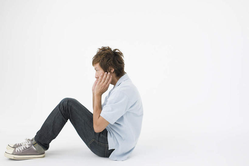 东方人,一个人,坐,仰卧起坐,横图,室内,白天,白色背景,侧面,锻炼,运动,鞋子,亚洲,仅一个男性,仅一个人,一双,阴影,服装,反射,影子,注视,休闲装,黄种人,娱乐,仅一个年轻男性,衣服,观察,看,享受,休闲,休闲服,放松,摄影,服饰,影棚,观看,帆布鞋,休闲鞋,察看,关注,室内运动,男人,男性,年轻男性,亚洲人,仰卧,坐着,彩图,全身,影棚拍摄,健身,拍摄