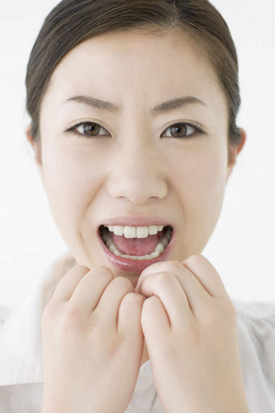 东方人,脸,头,脸颊,手,一个人,站,竖图,室内,特写,白天,白色背景,正面,亚洲,双手,仅一个年轻女性,仅一个女性,仅一个人,阴影,服装,反射,影子,注视,休闲装,黄种人,肩膀,衣服,观察,看,站着,张嘴,休闲,手部,休闲服,摄影,服饰,影棚,观看,害怕,惊恐,察看,关注,张大嘴巴,年轻女性,女人,女性,亚洲人,头部,脸部,脸蛋,面部,张开嘴,站立,半身,彩图,影棚拍摄,拍摄