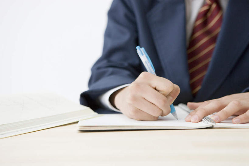 东方人,一个人,学生,坐,横图,室内,特写,白天,白色背景,正面,衬衫,制服,桌子,书籍,亚洲,仅一个男性,仅一个人,一本,握,阴影,服装,反射,笔,影子,办公用品,领带,黄种人,文具,仅一个年轻男性,学习用品,校服,握着,摄影,影棚,文具用品,一支,书写,学生服,誊写,男人,男性,年轻男性,亚洲人,书,图书,坐着,半身,彩图,影棚拍摄,衬衣,拍摄,日本校服