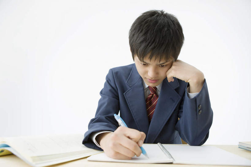 东方人,一个人,学生,坐,横图,室内,白天,白色背景,正面,衬衫,制服,桌子,书籍,亚洲,仅一个男性,仅一个人,撑,握,阴影,服装,反射,笔,影子,办公用品,领带,托腮,注视,黄种人,文具,仅一个年轻男性,学习用品,低头,观察,看,托,思考,校服,握着,摄影,影棚,观看,文具用品,察看,书写,关注,托下巴,学生服,思虑,垂头,誊写,男人,男性,年轻男性,亚洲人,书,图书,坐着,半身,彩图,影棚拍摄,衬衣,拍摄,日本校服